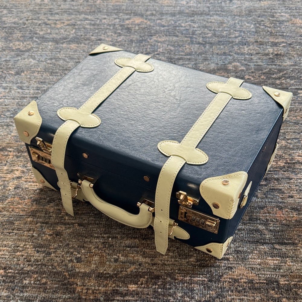 Steamline vintage inspired navy and cream travel case